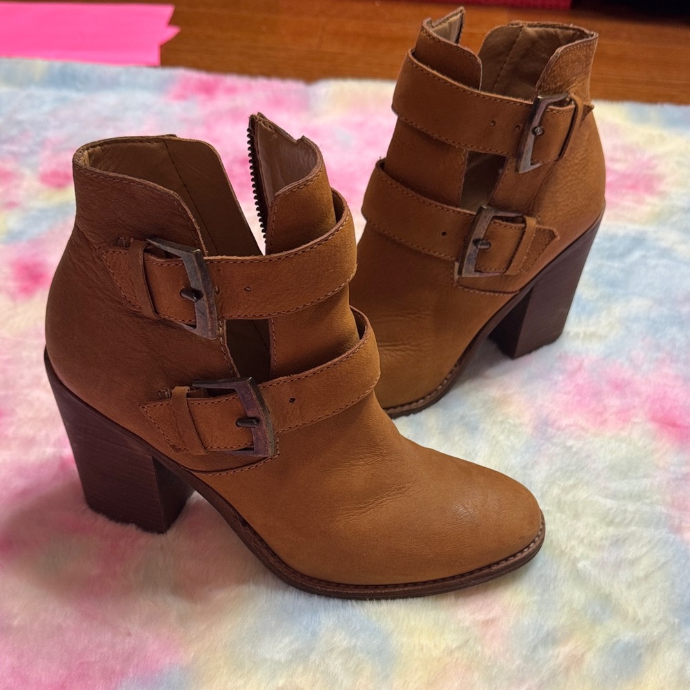 Women’s sz 7.5 Steve Madden Brown Heeled Boots with Buckles